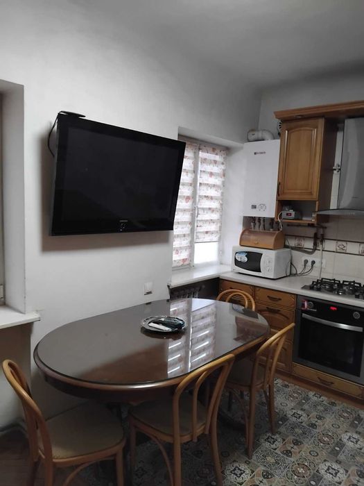 Оренда в центрі 2-х  квартири з студією-кухнею