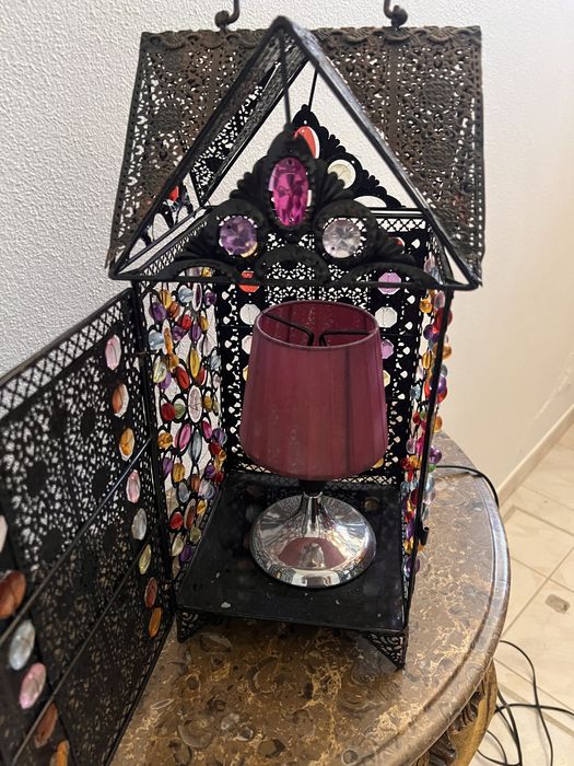 Candeeiro de mesa com pedras