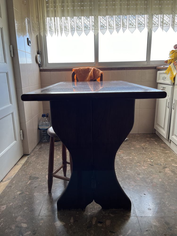 Mesa de madeira maciça e pedra