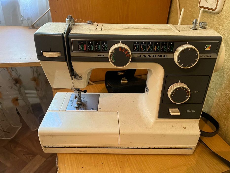 Оверлок и швейная машинка