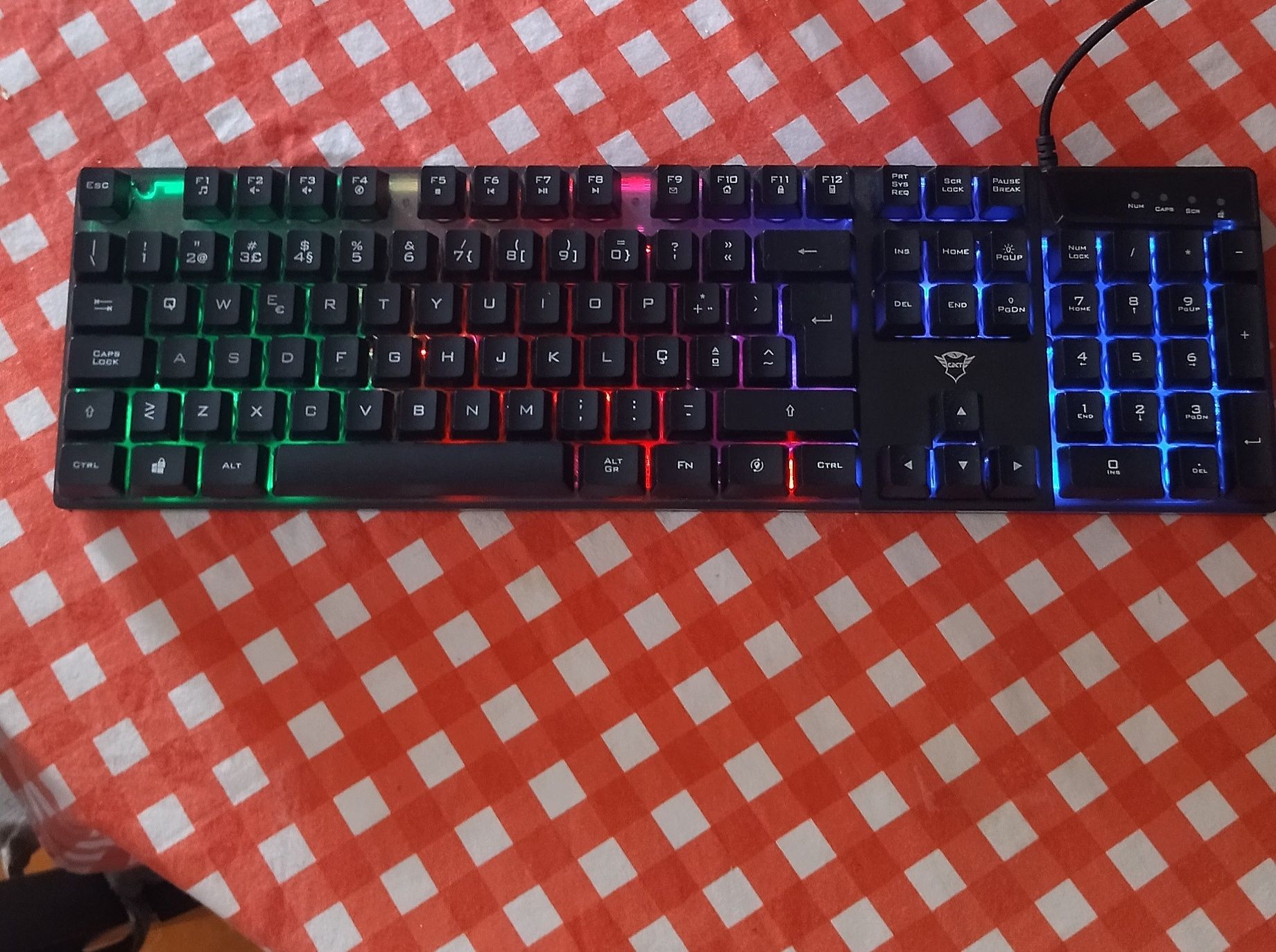 Teclado Trust GXT 835 Azor