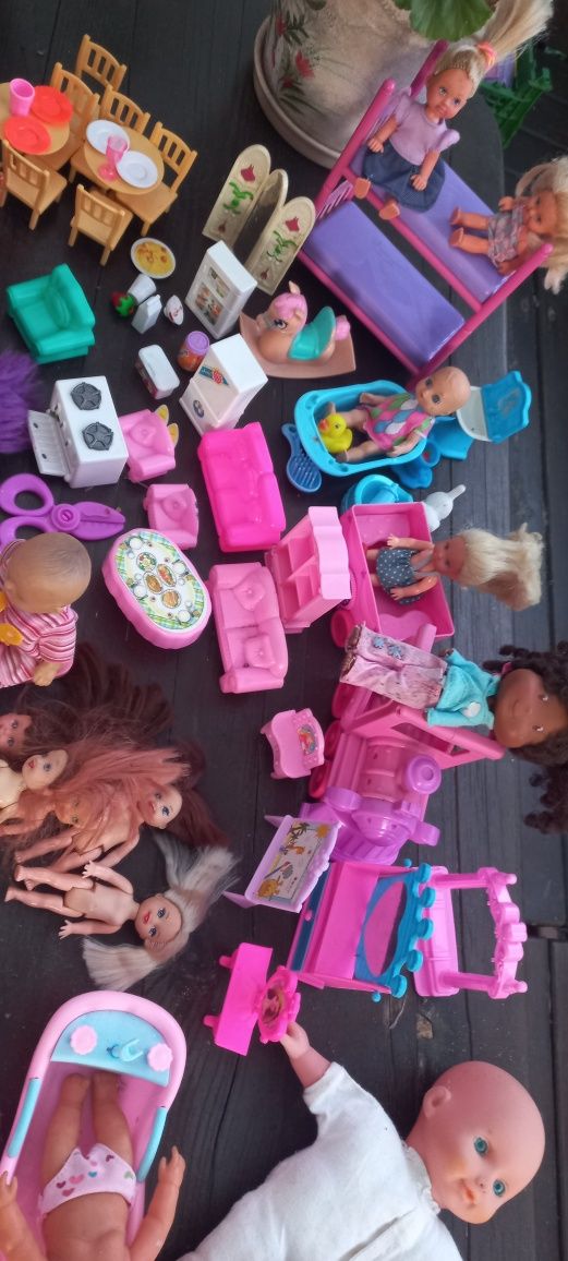 Лот игрушек куклы пупсы мебель