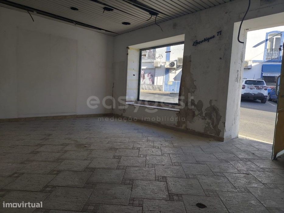 Loja comercial para Recuperar localizada no Centro da vila de Aljus...