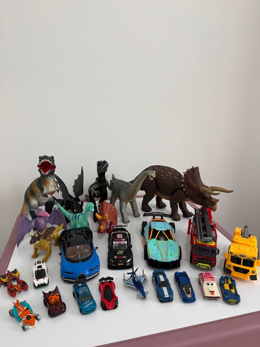 Conjunto de brinquedos: dinossauros e carrinhos