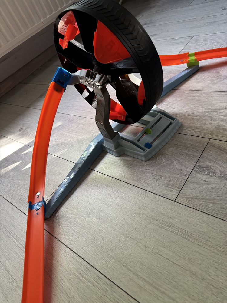 Tor hot wheels koło opona