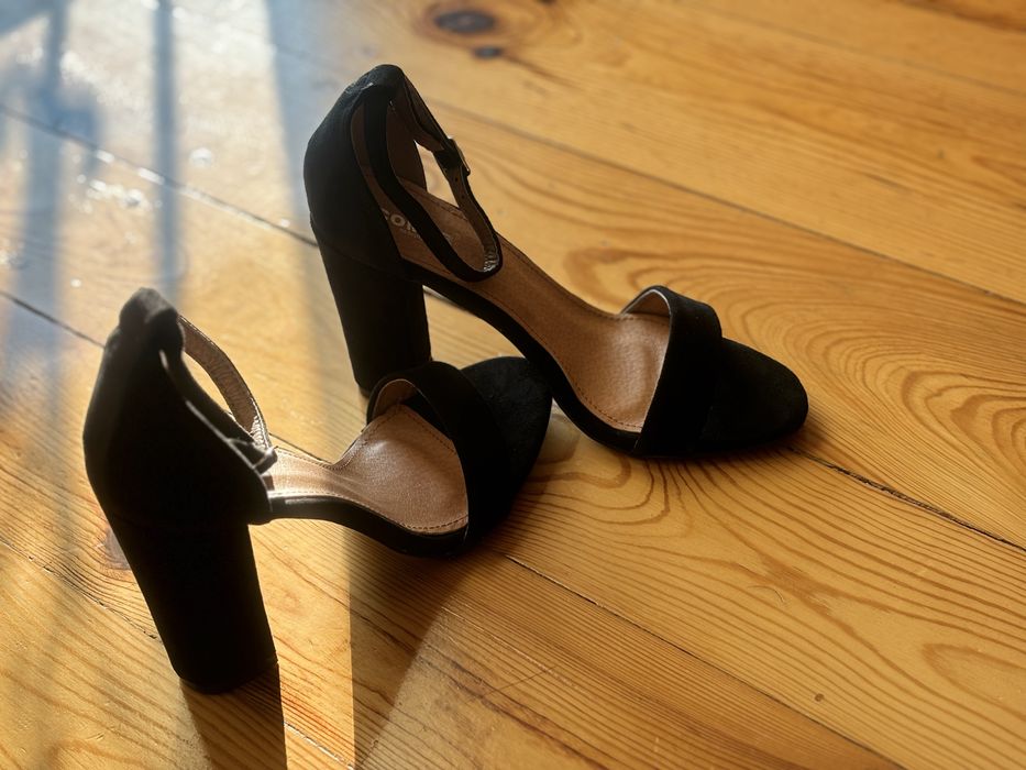 Sandałki zapinane w kostce