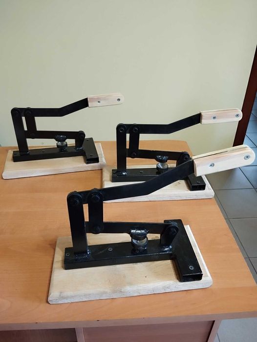 Металевий горіхокол (горіходавка) з дерев'яною ручкою