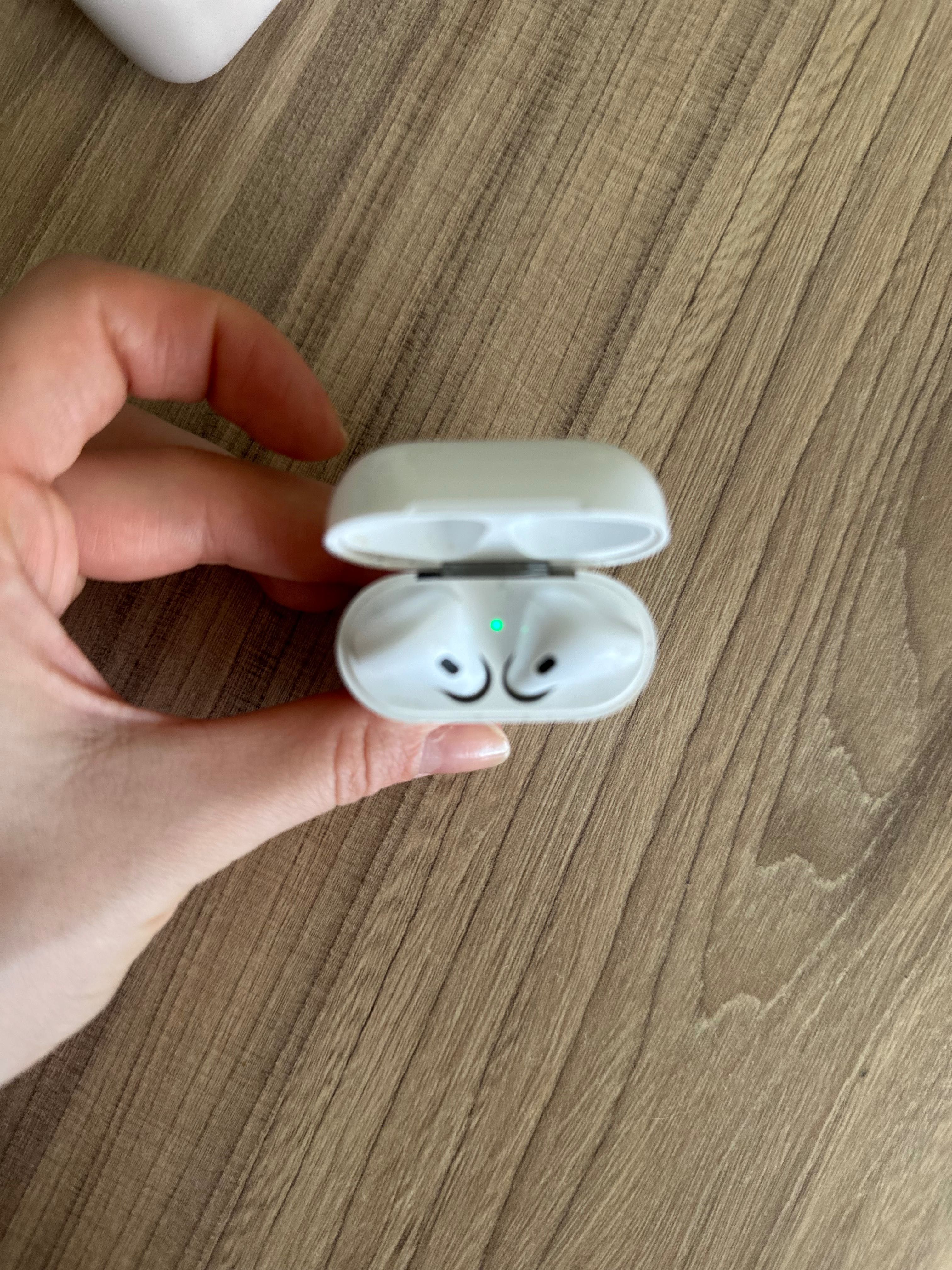 Навушники Apple AirPods with Charging Case