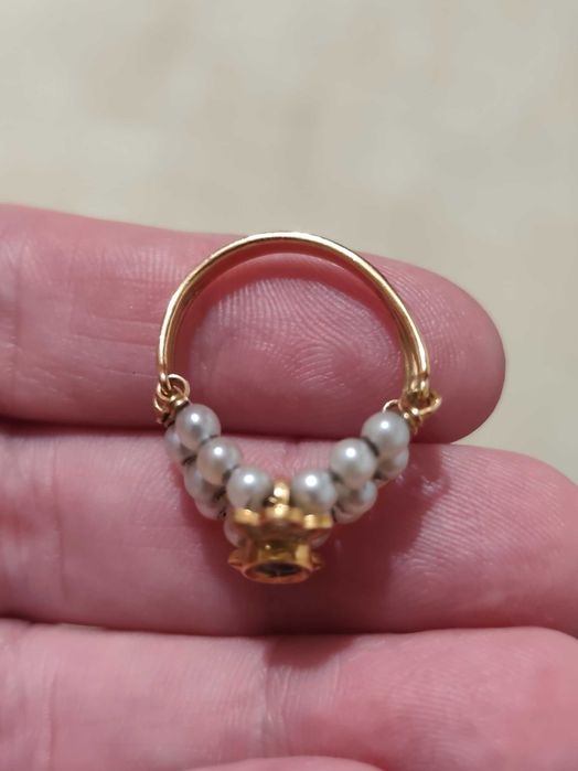 Anel em ouro com brilhantes, pérolas e esmeralda