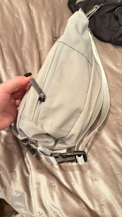 Бананка сумка напоясна Alo yoga в кольорах тренд 2025