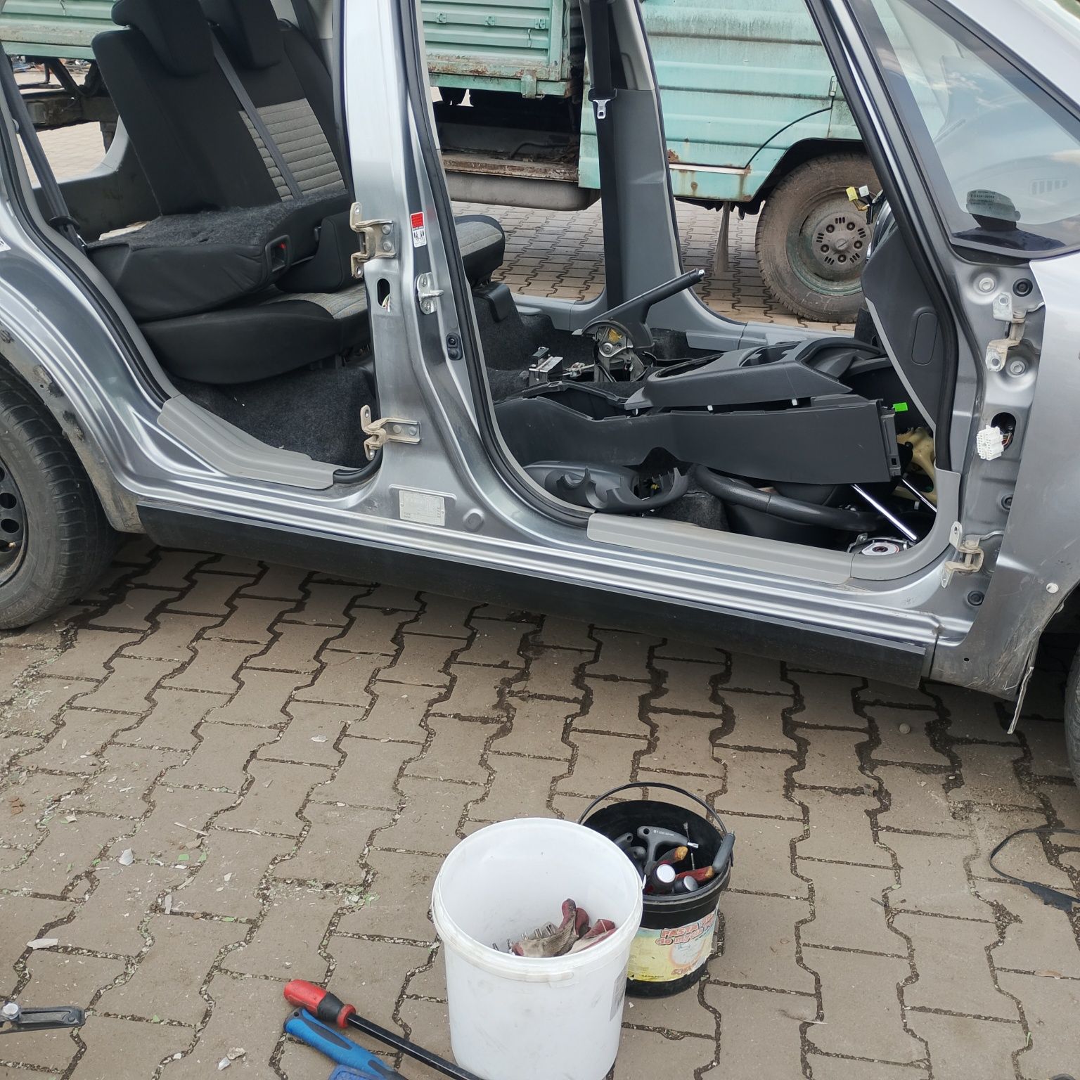 Drzwi i wiele innych. Suzuki SX4 1.6 napęd 4x4