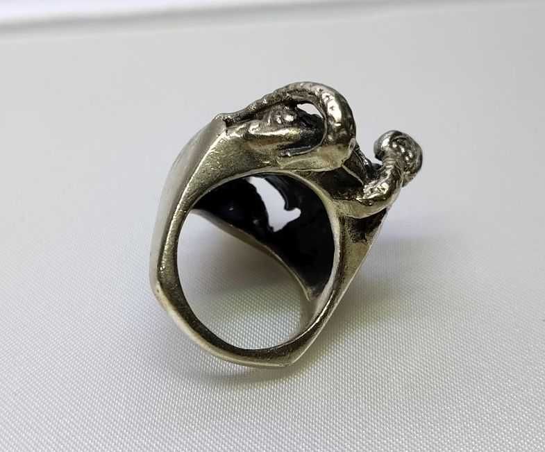 Srebrny sygnet - czaszka z wężami - próba 800 - nr 026