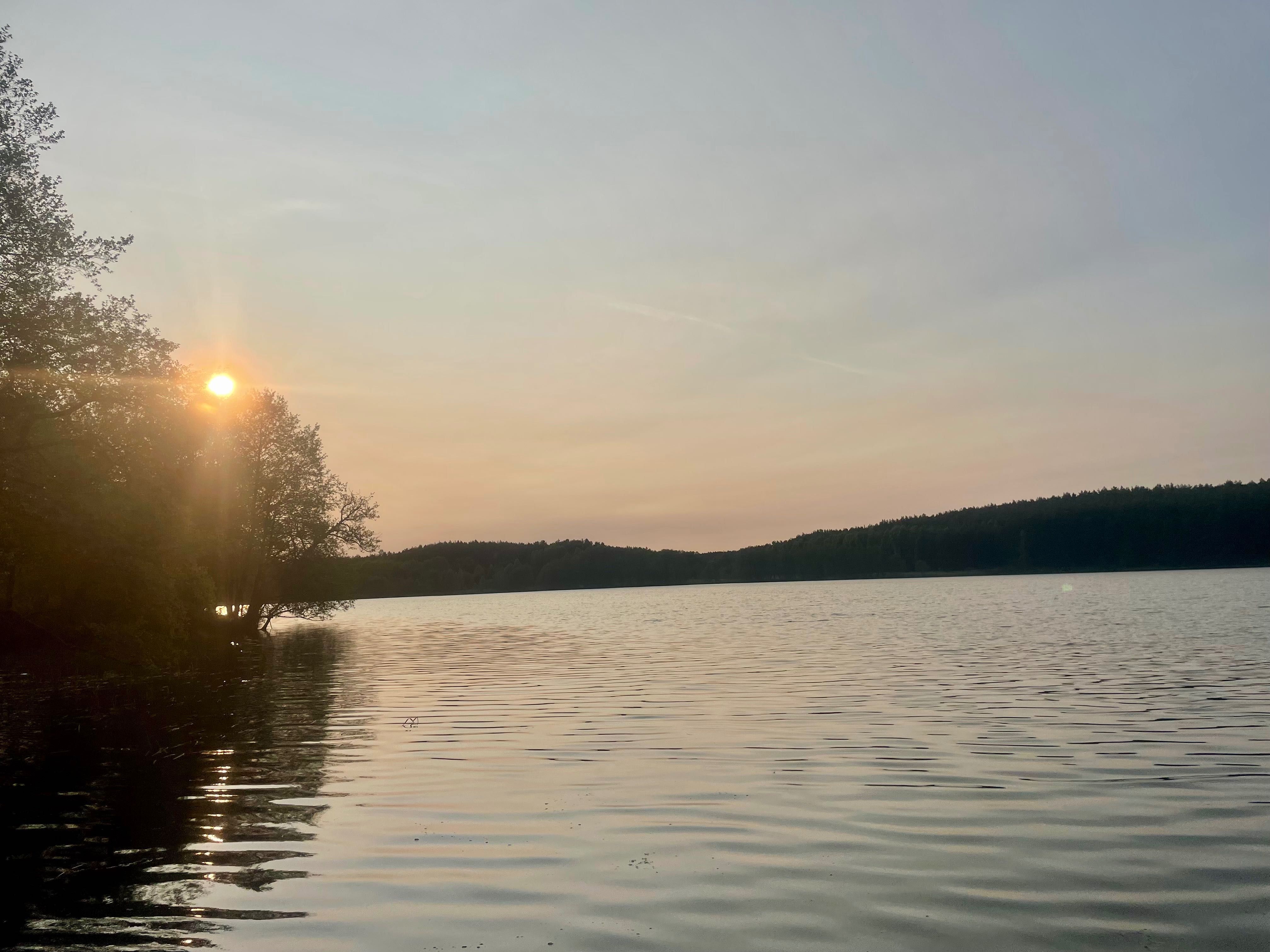 Domek nad jeziorem w otoczeniu lasów na Kaszubach