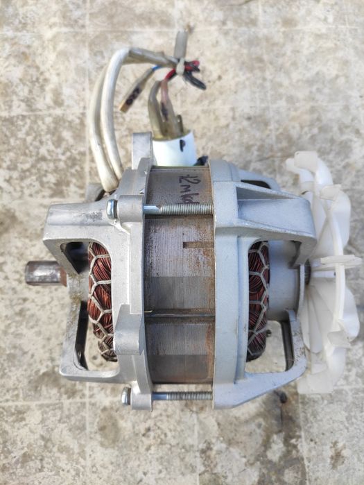 Мотор для газонокосарки.