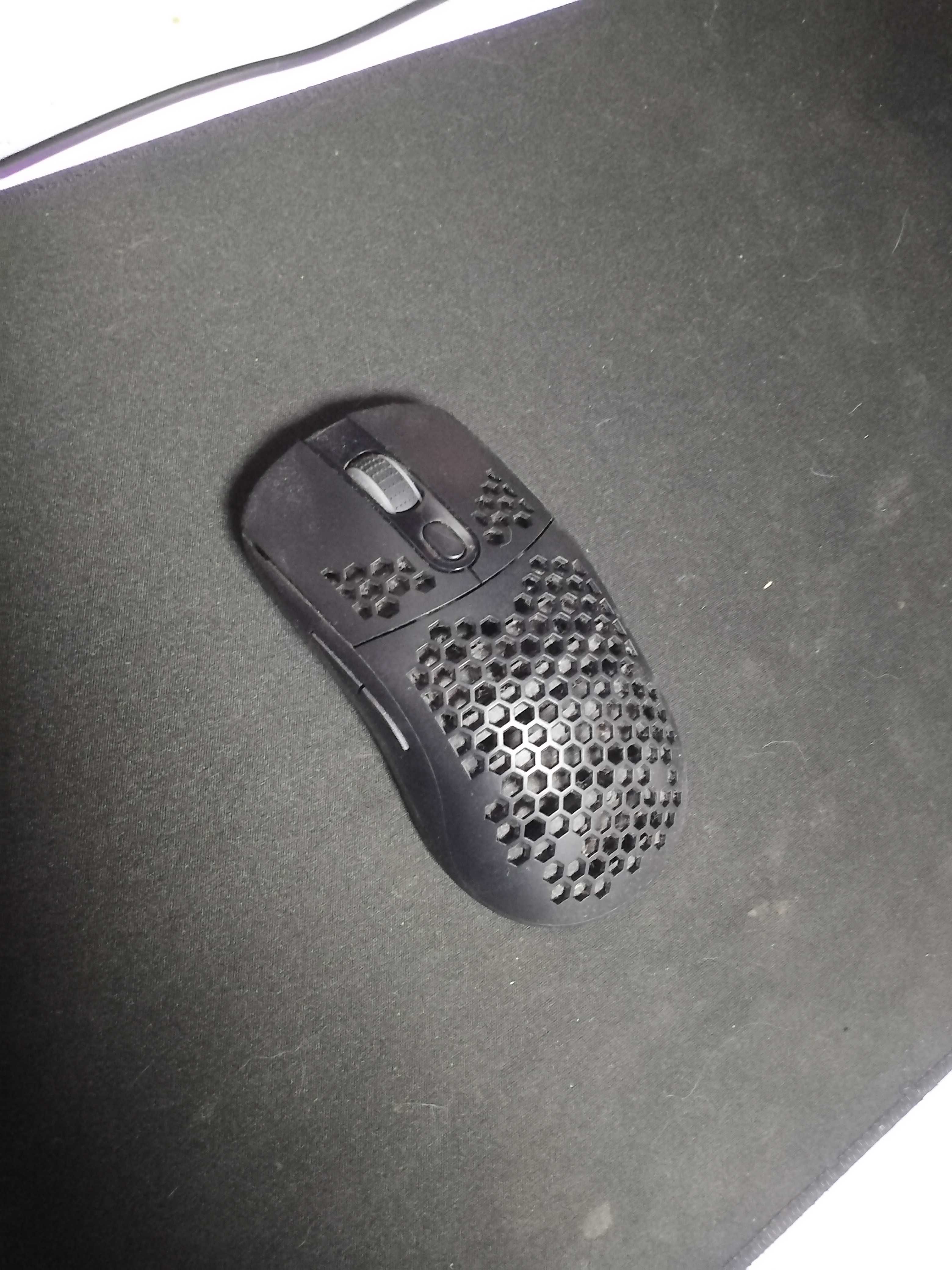 Teclado e rato com muito pouco uso comprei na wortem á 2 meses!!