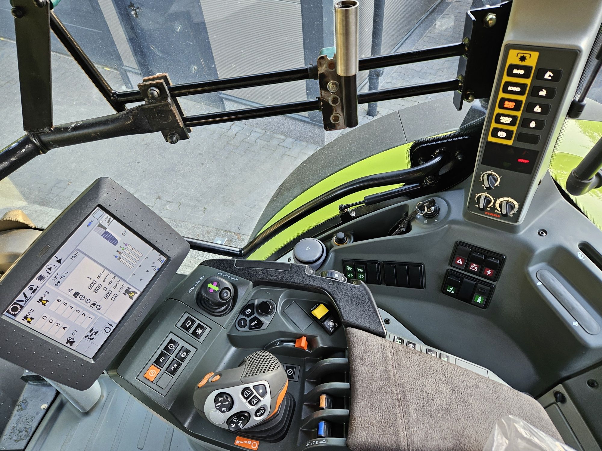 Claas Arion 620 . 50 km/h Pneumatyka