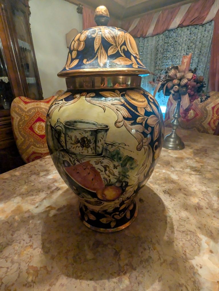 Jarra com tampa em porcelana pintada a mão