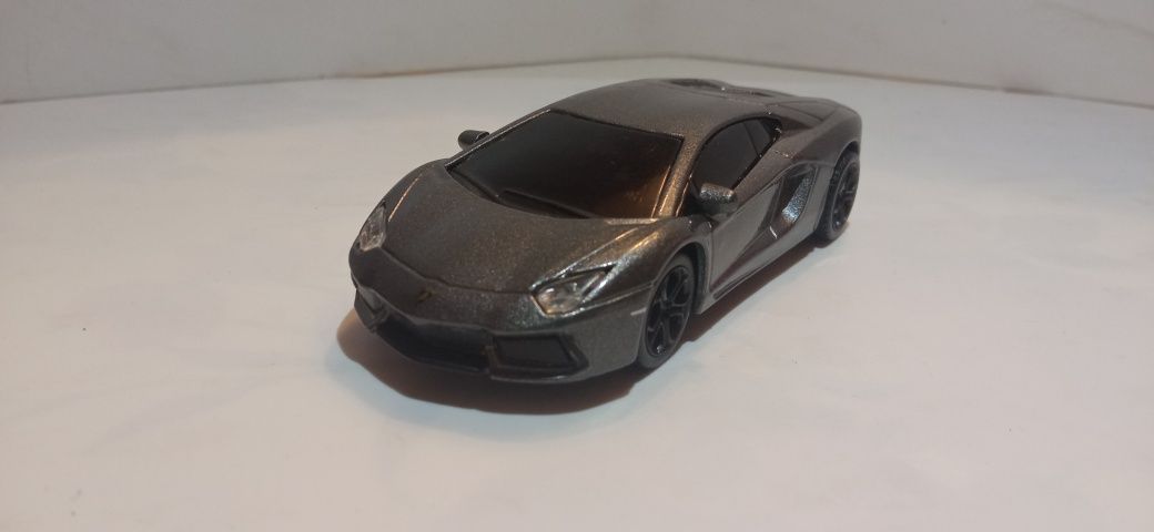 Bburago Lamborghini Aventador lp700-4 w skali 1/43 sterowany