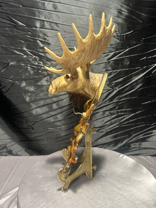 Zawieszka ścienna – łoś wśród liści dębu –  haczyk w stylu myśliwskim