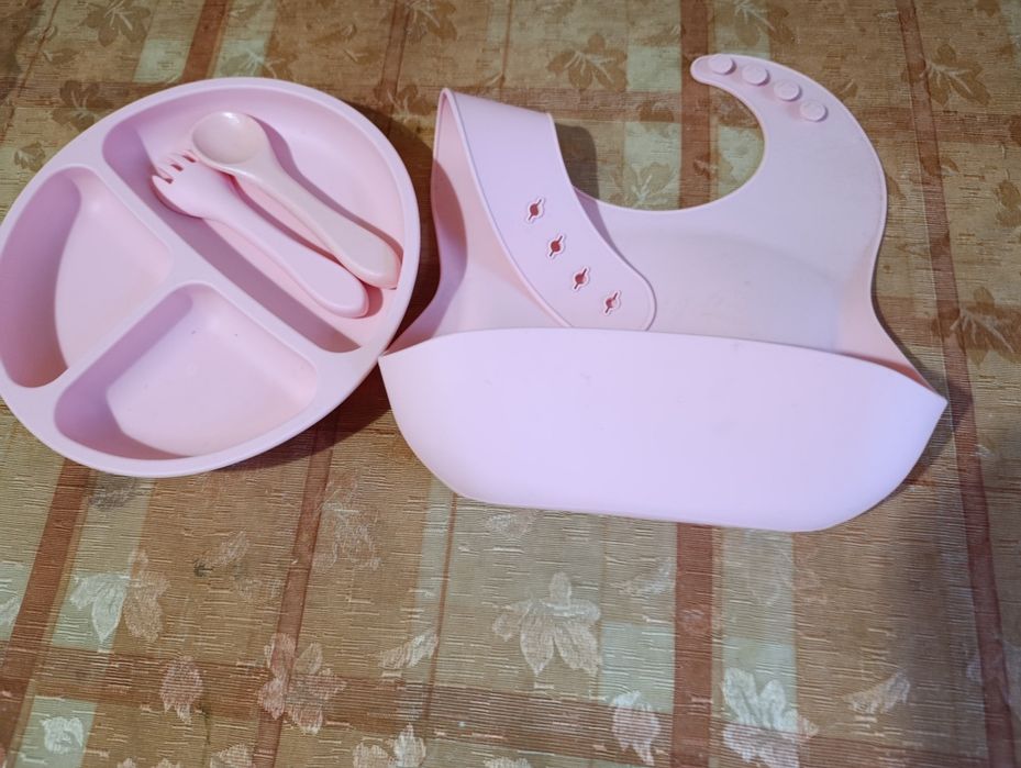Продам силіконовий нагрудник і тарілочку з ложкою і виделкою