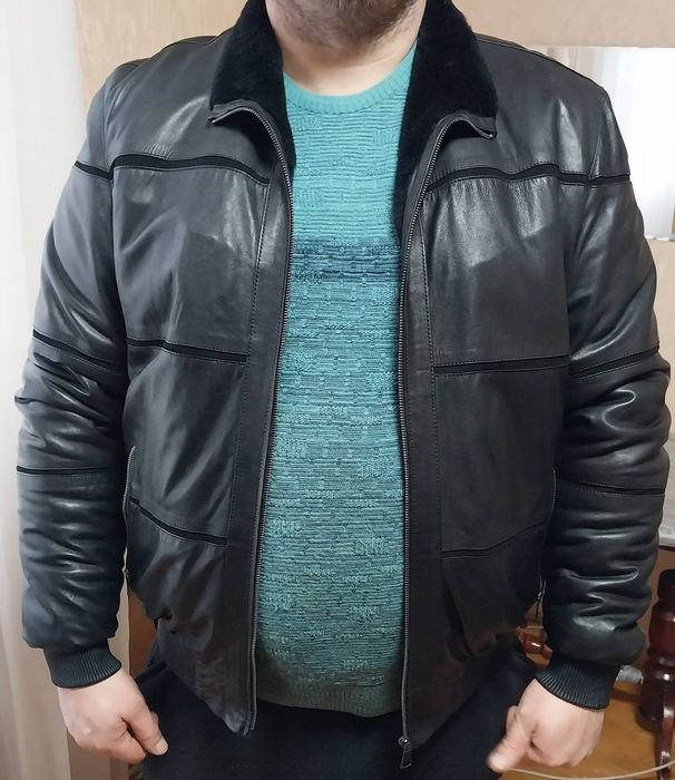 Продам шкіряну куртку як нова в дуже гарному стані.