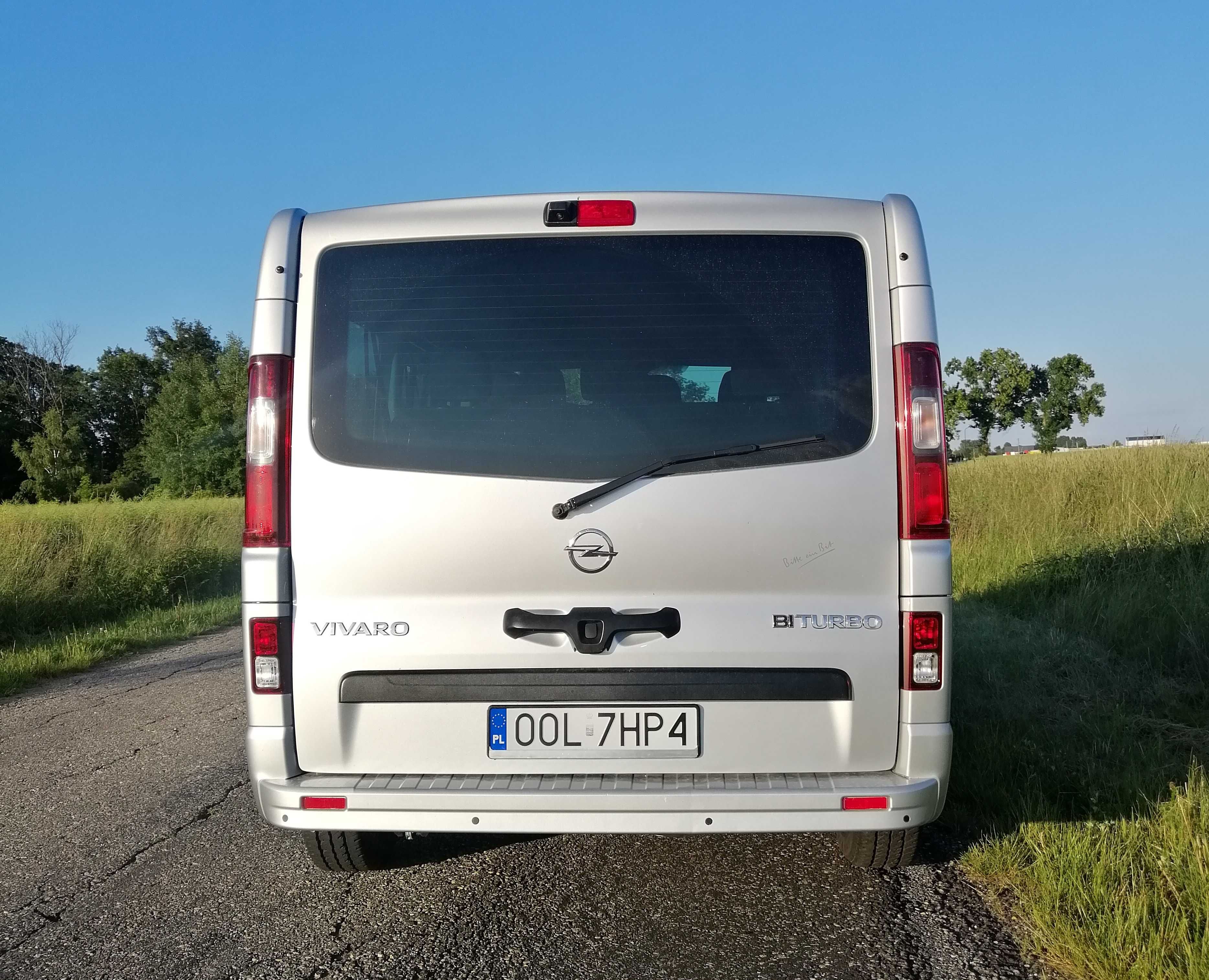 Wynajem busa Opel Vivaro LONG - 9 osobowy