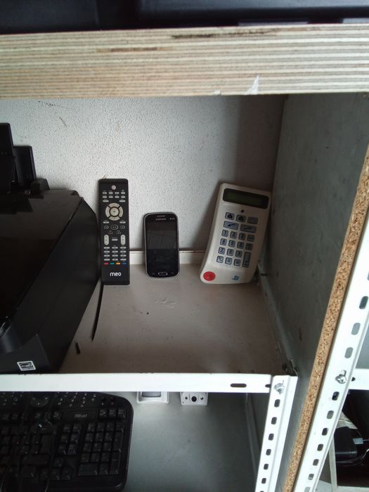 Vendo vários equipamentos eletrônicos e um suporte de tv.