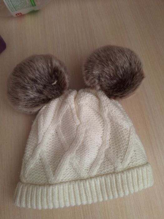 Мила тепла шапочка з помпонами 1-6 місяці