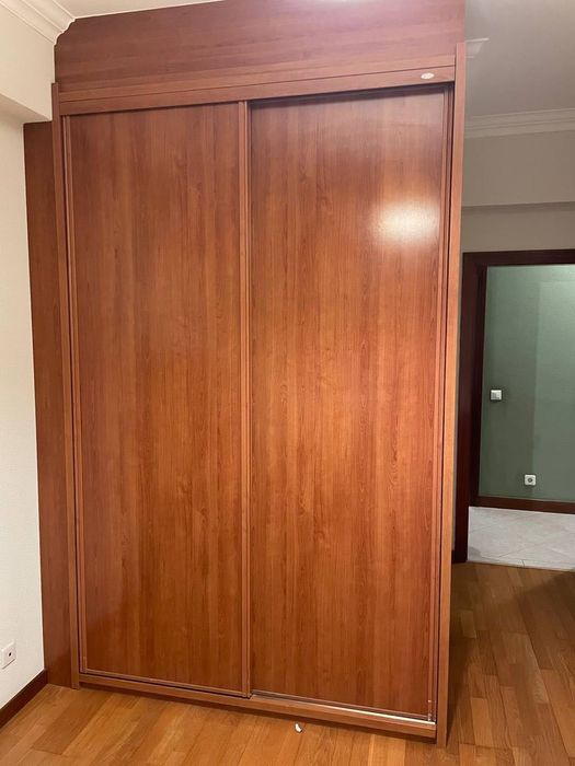 Guarda‑roupa com portas de correr 1,53×2,44×0,65 m