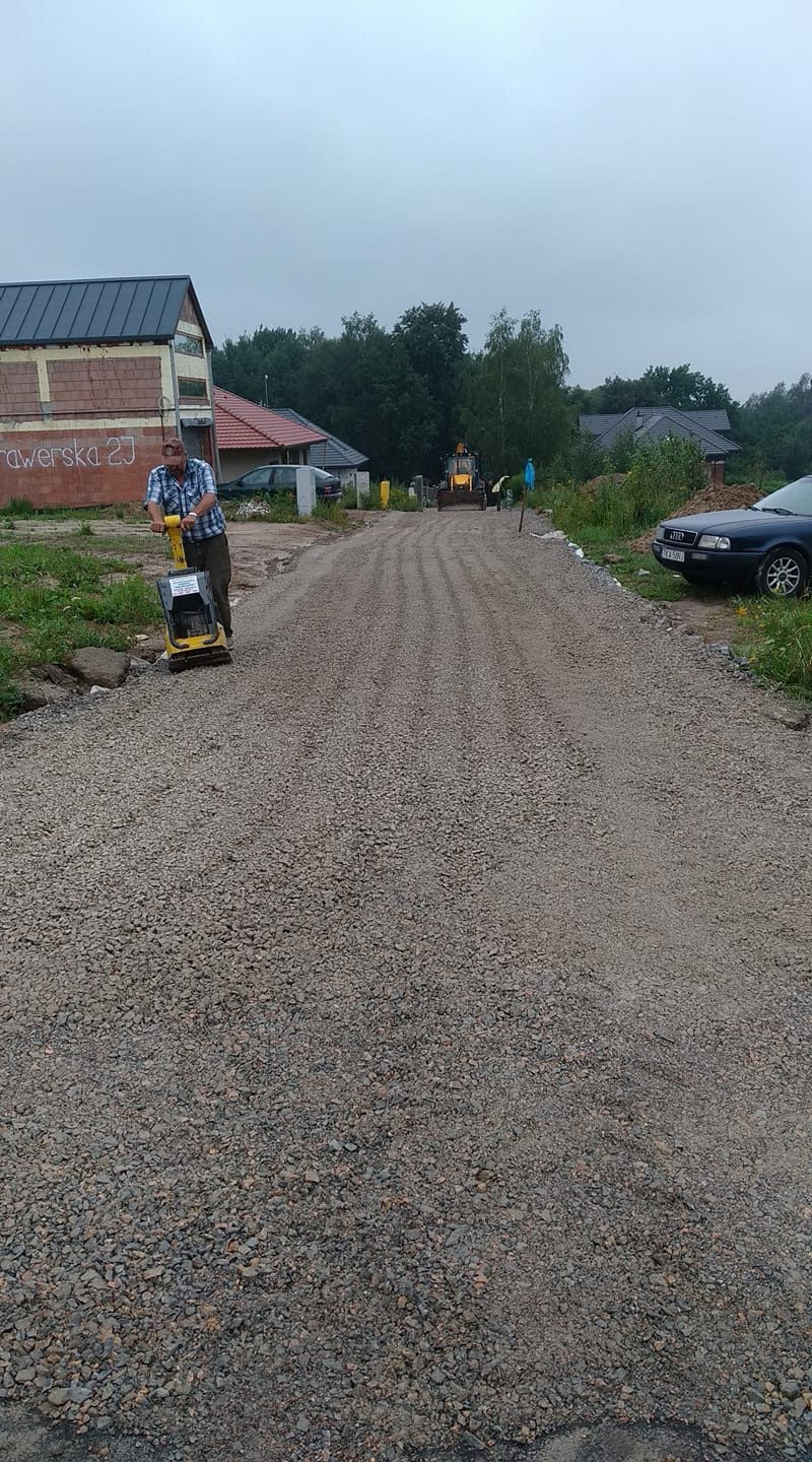 Utwardzenie drogi placu podbudowa budowa kamień kruszywo koparka gruz