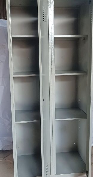 Sprzedam szafkę bhp z pułkami