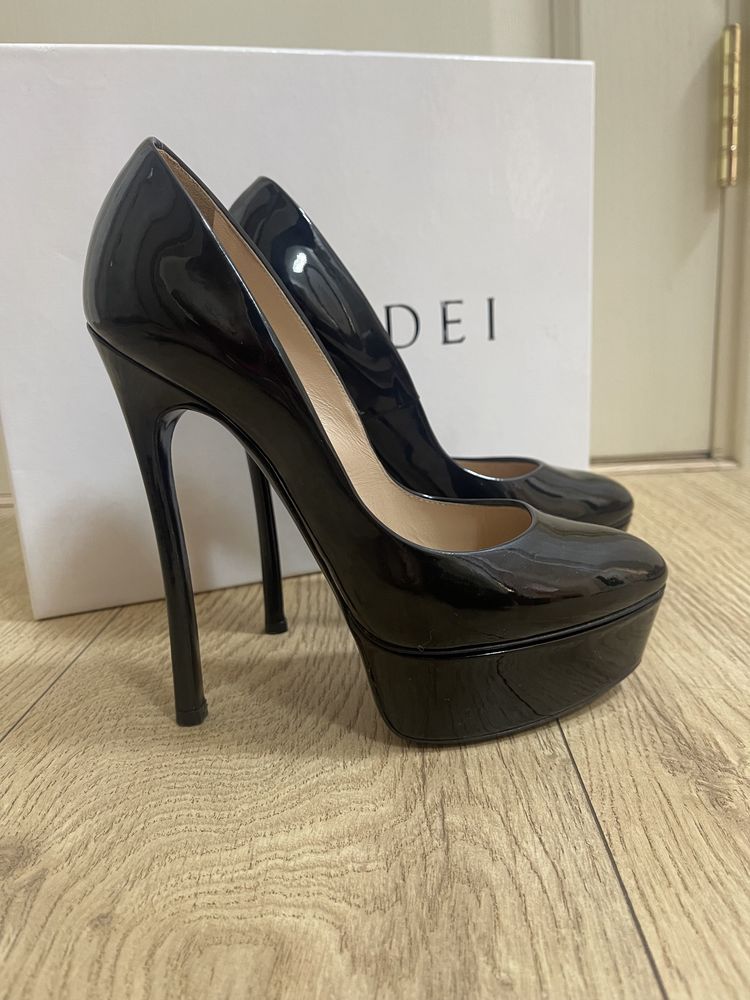 Продам лаковые туфли Casadei 35