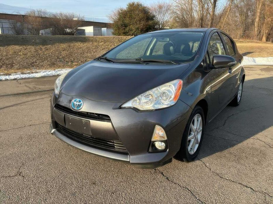 Toyota Prius c Four      2014