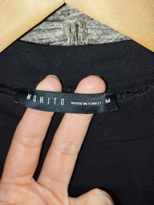 Bawełniana koszulka ze stójką marki Mohito, rozmiar M