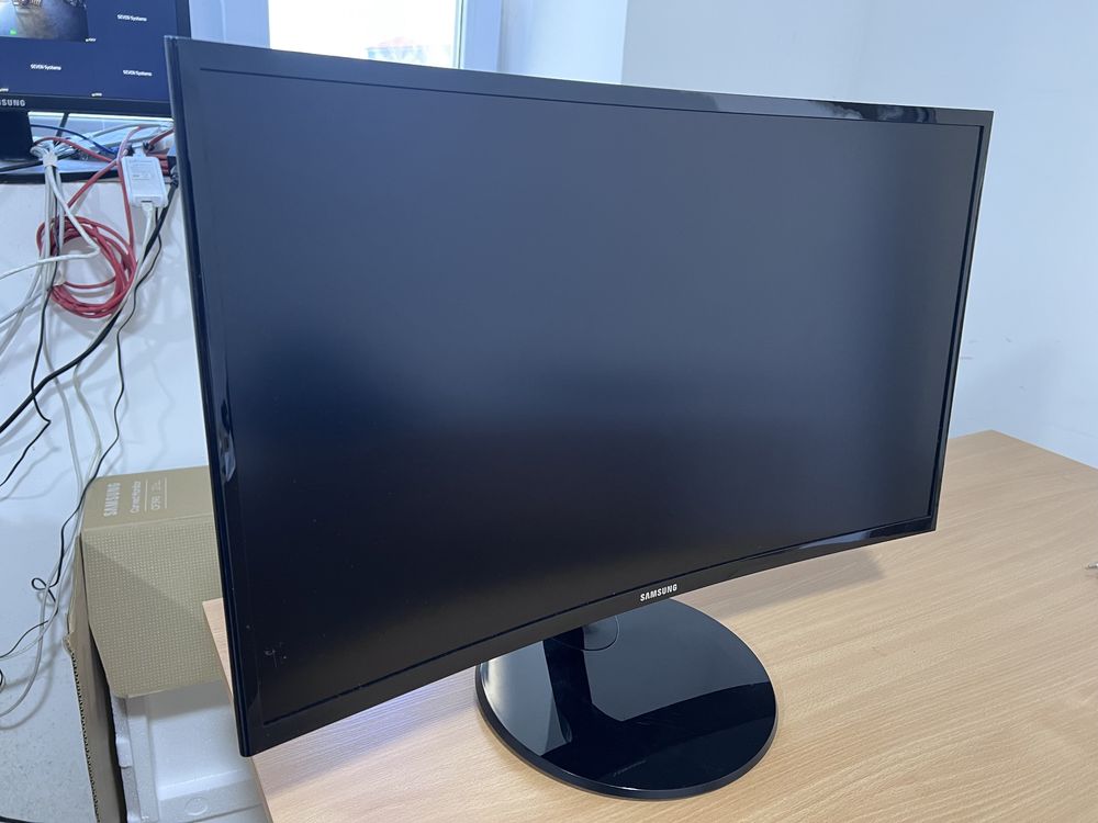 Mонітор 23.5" Samsung Curved LS24C366