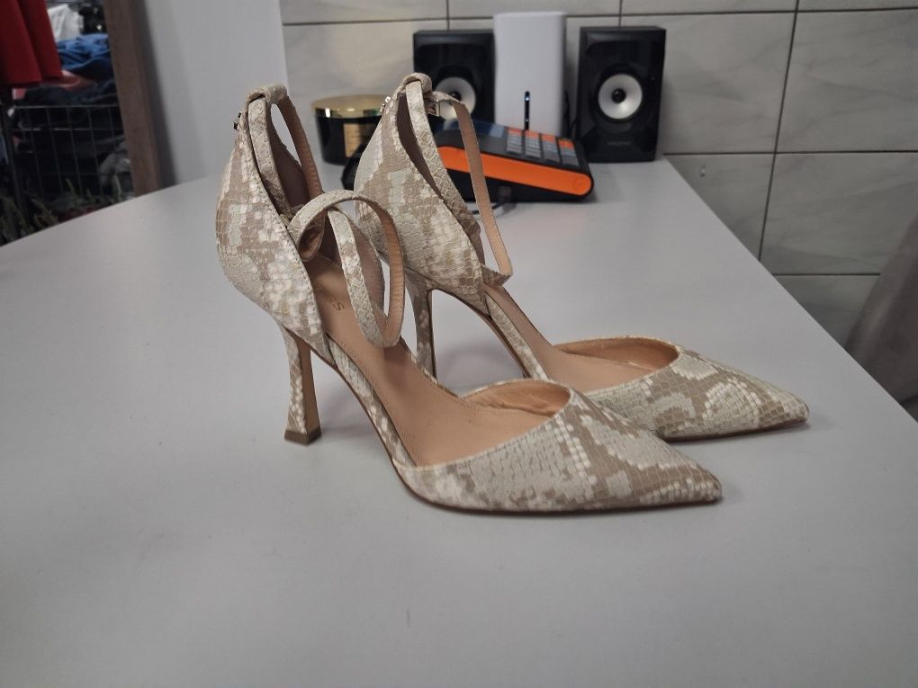 Buty marki Guess