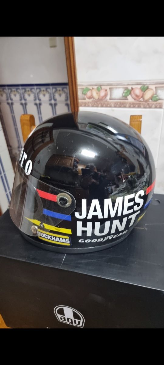 Capacete  retro  do famoso  james hunt campeao  de formula 1 de 1976.