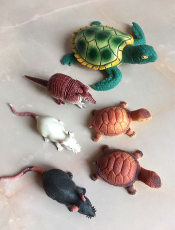 Фигурки игрушки разные насекомые черепашки и др