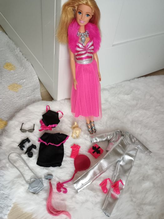 Barbie z ubrankami i dodatkami