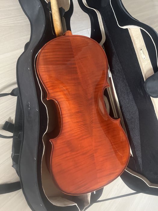 Wiolonczela 3/4 z futeralem i smyczkiem.