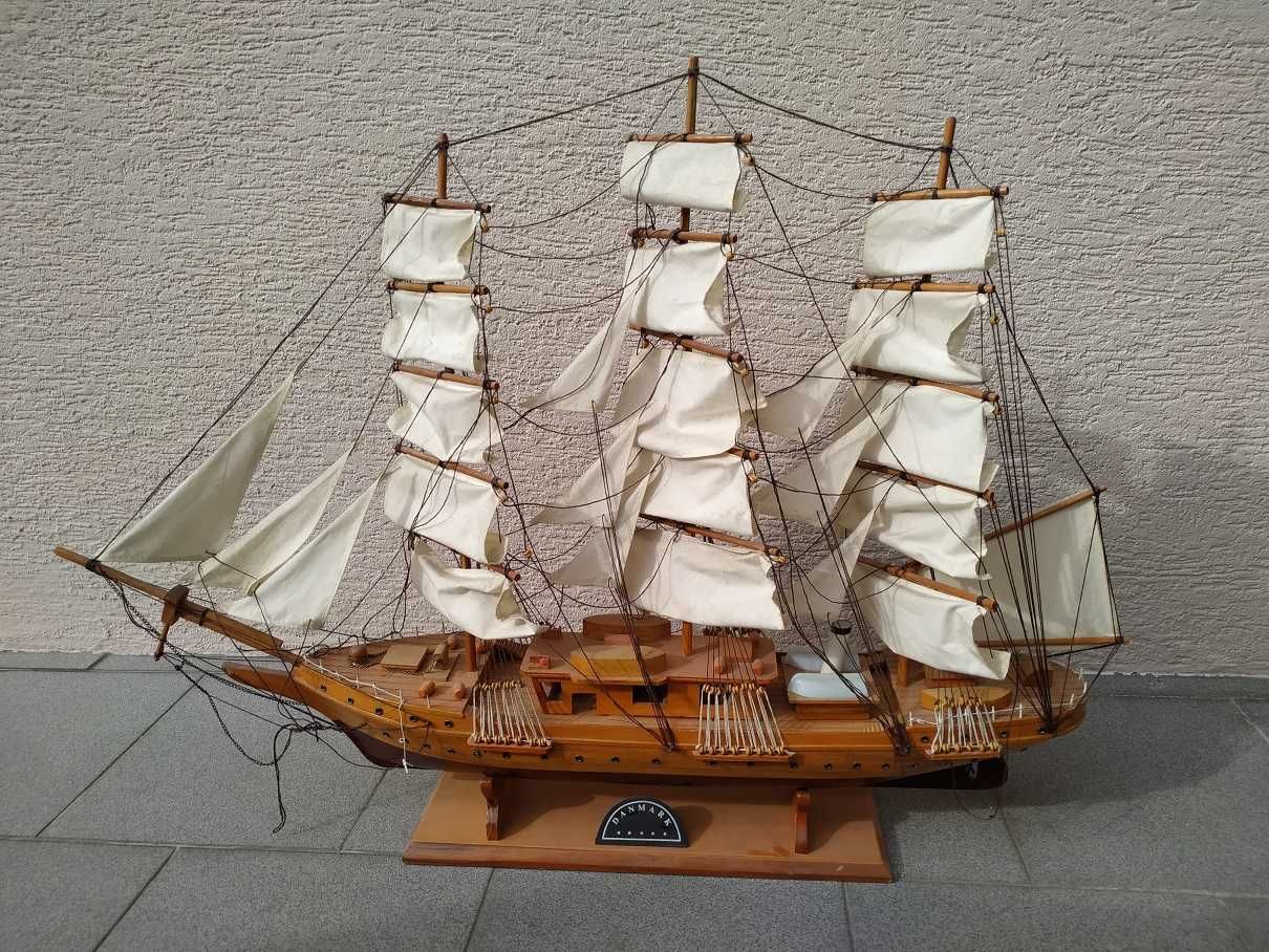 Statek model około 80 cm długości