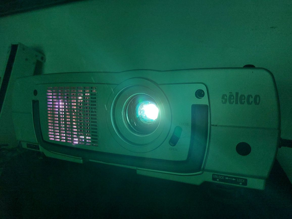 Reteo Projector SLC 500 e Tela Da lite Eletrica Cosmopolitan