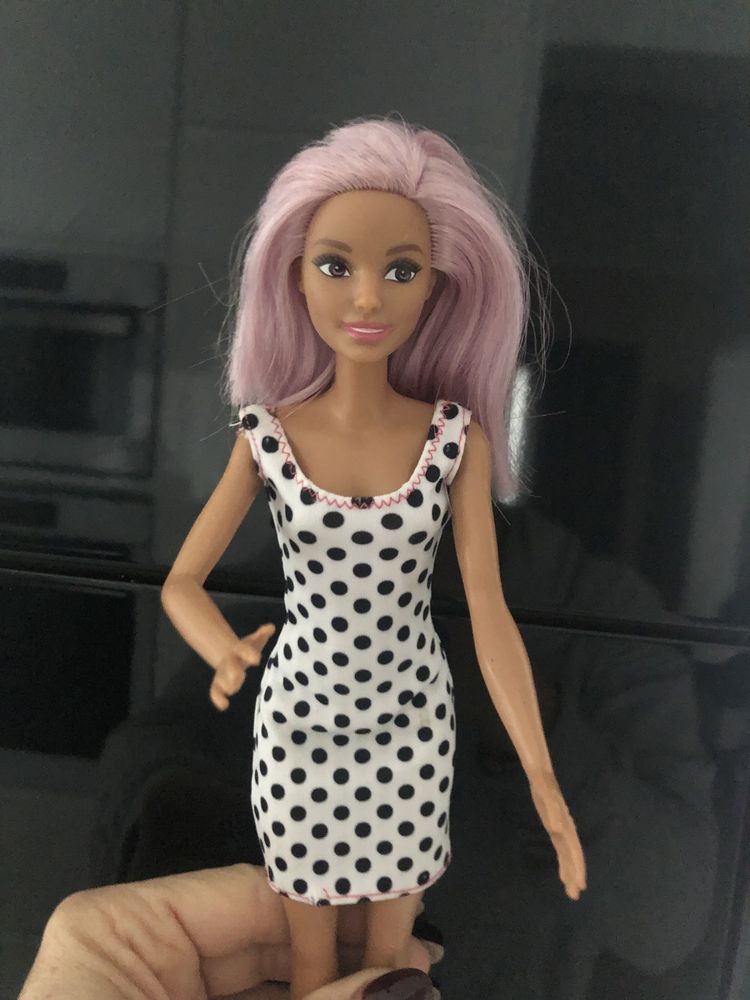 Lalka Barbie w bialej sukience