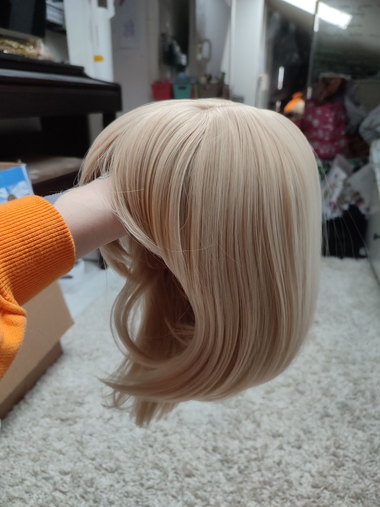 Peruka blond bob z grzywką asymetryczny przedziałek WIG cosplay