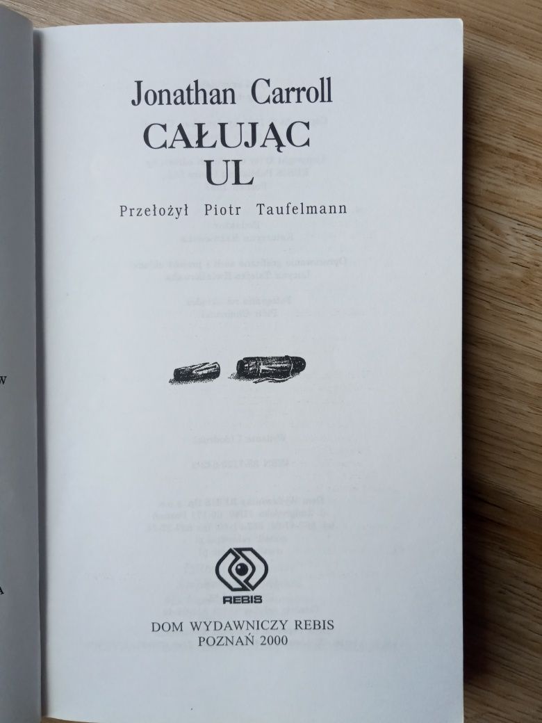 Całując ul, Jonathan Carroll