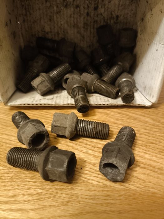 Szpilki do kół Volvo, Mondeo śruby do felg stalowych 20 szt