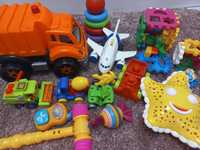 Дитячі іграшки: молоток, телефон, літак, кубик, пірамідка, машина