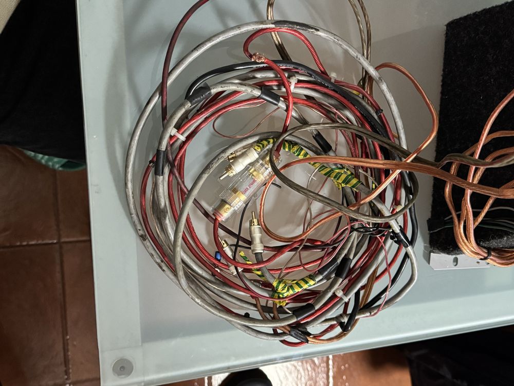 Sistema de som com subwoofer, amplificador e fuzivel para descargas
