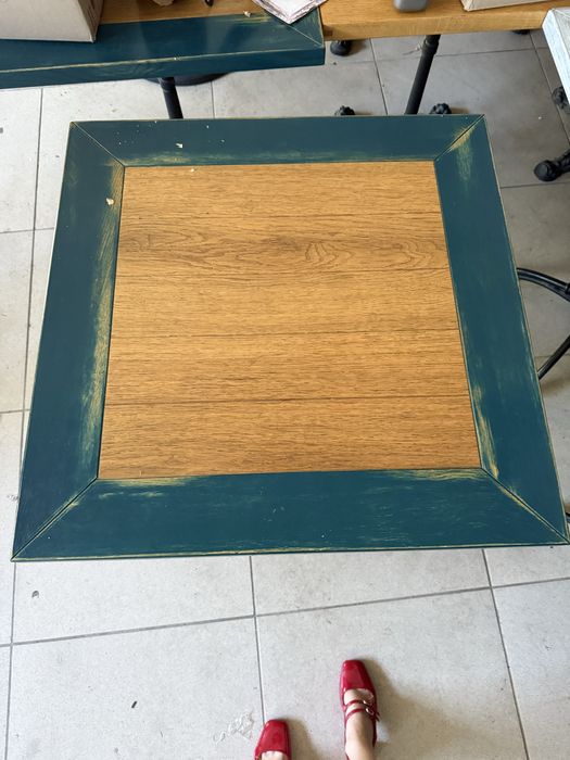 Столи деревʼяні на металевій ніжчі