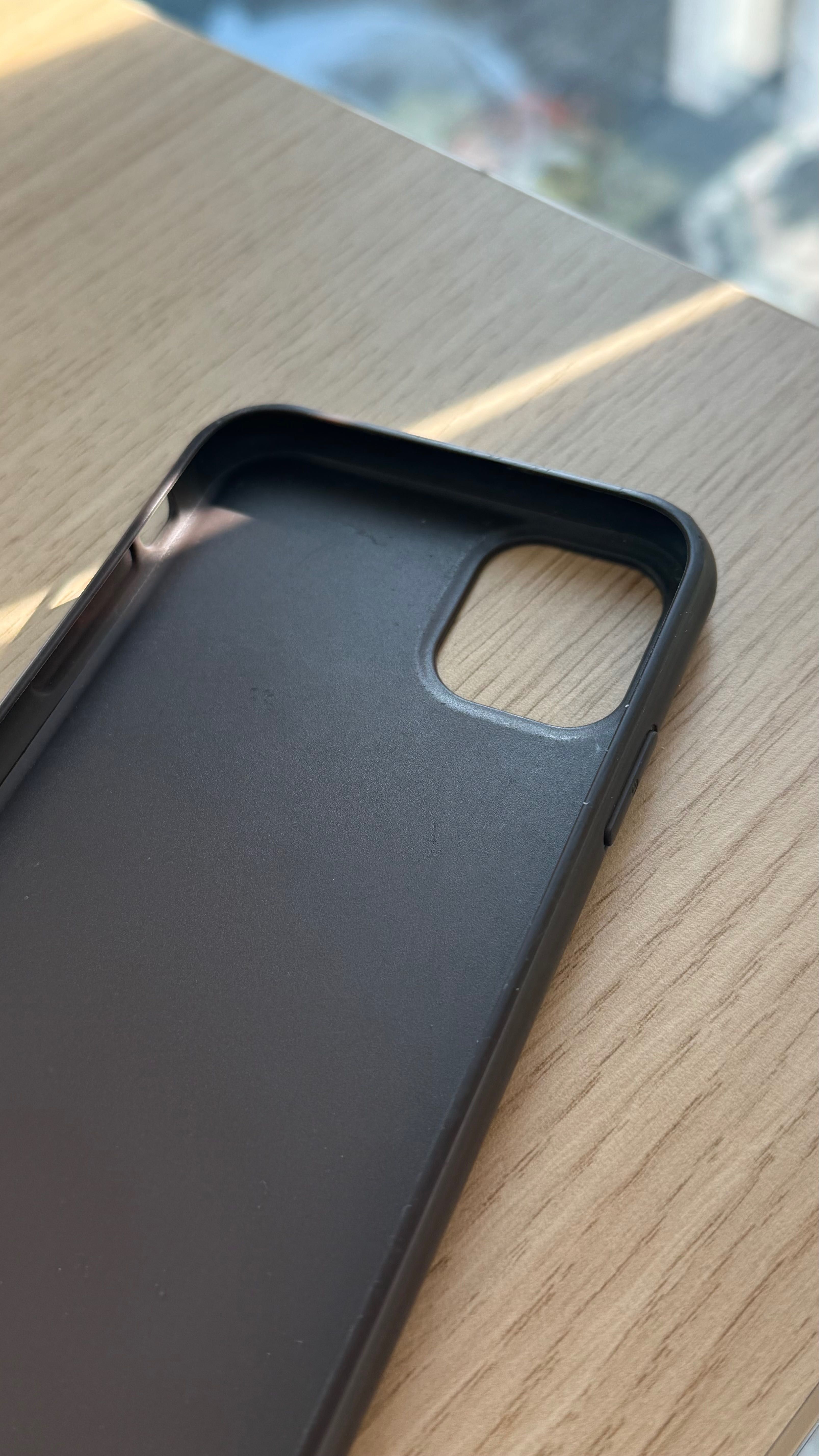 Etui iPhone 11 / XR Guess brązowe monogram